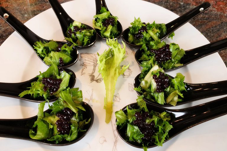 Ensalada de Escarola con Perlas de Vino Tinto y Vinagreta Suave