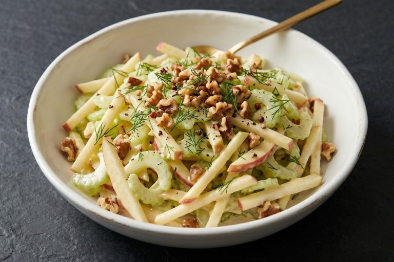 Ensalada de Apio y Manzana Crujiente con Yogur y Limon