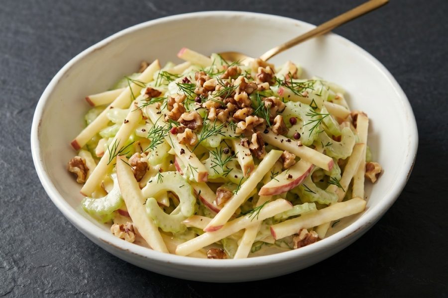 Ensalada de Apio y Manzana Crujiente con Yogur y Limon
