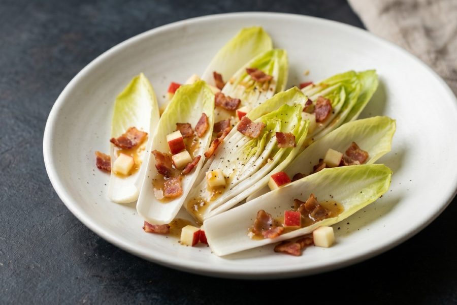 Ensalada de Endivia Crujiente con Bacon Tostado y Vinagreta Suave