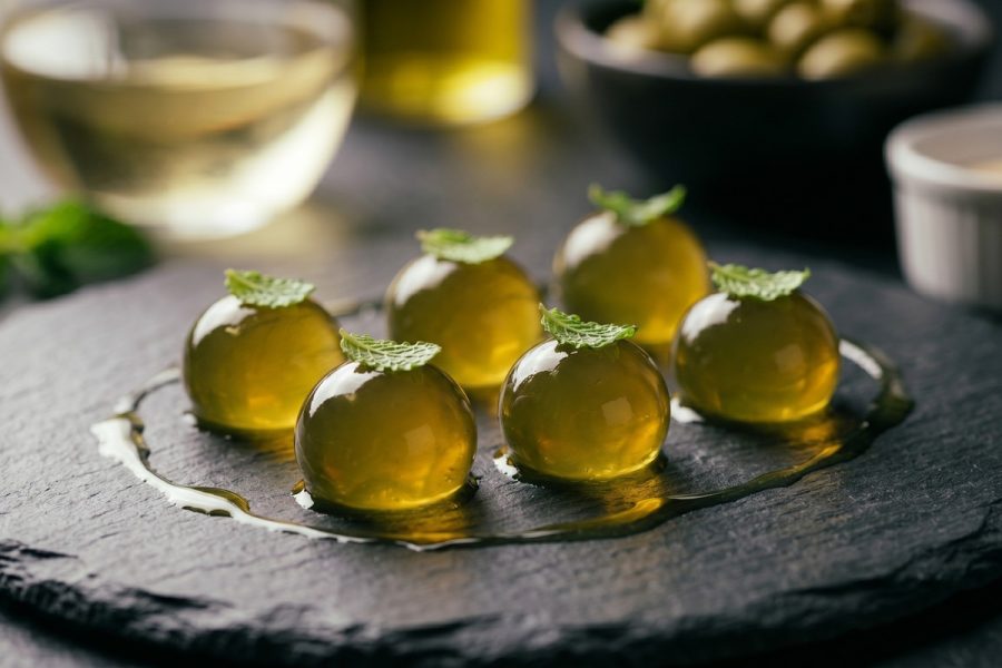Esferas de Aceituna Verde y Anchoa con Hierbabuena