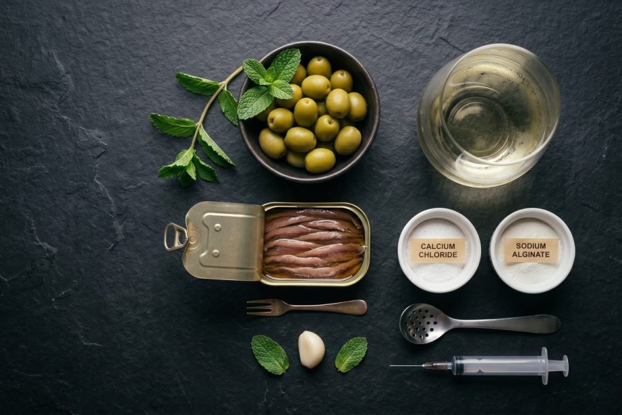 Esferas de Aceituna Verde y Anchoa con Hierbabuena
