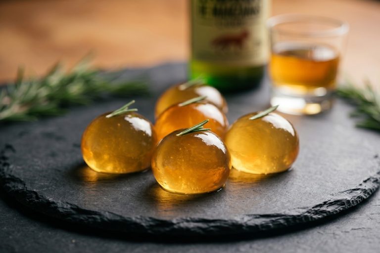 Esferas de Queso Semicurado y Romero con Sidra Ladrón de Manzanas