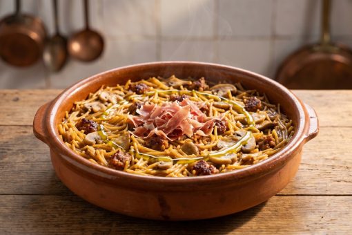 Fideos Nº 4 con Setas, Longaniza y Solomillo en Caldo Aromático