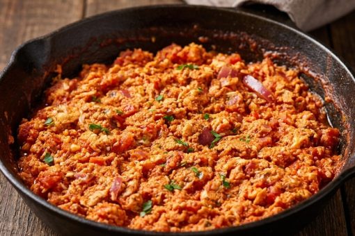 Huevos al Plato en Salsa de Tomate con Sofrito Lento de Cebolla y Ajo