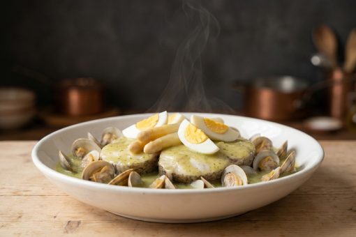 Merluza en Salsa Verde con Esparragos y Huevo Duro
