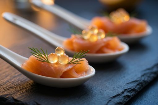 Salmón Ahumado en Cuchara con Caviar de Limón y Eneldo