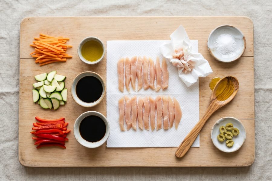 Wok de Pollo Dorado con Verduras Crujientes y Soja Ligera
